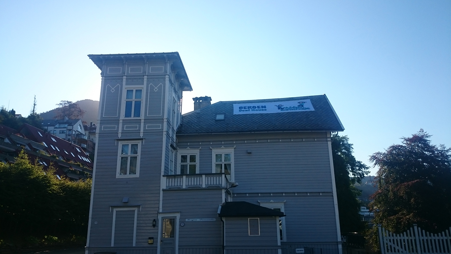 Banner på taket hos Bergen Døvesenter-2