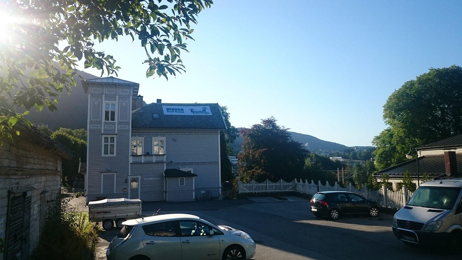 Banner på taket hos Bergen Døvesenter